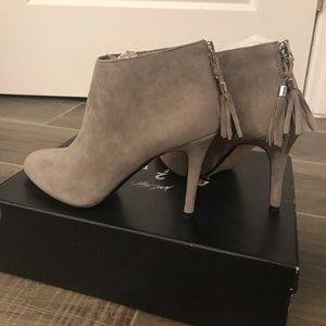 Lord & Taylor 424 Fifth Suma Grey Suede Boots